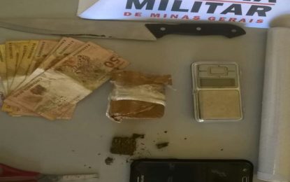 PM realiza abordagem em suspeito que acaba preso por tráfico de drogas no centro de Barbacena