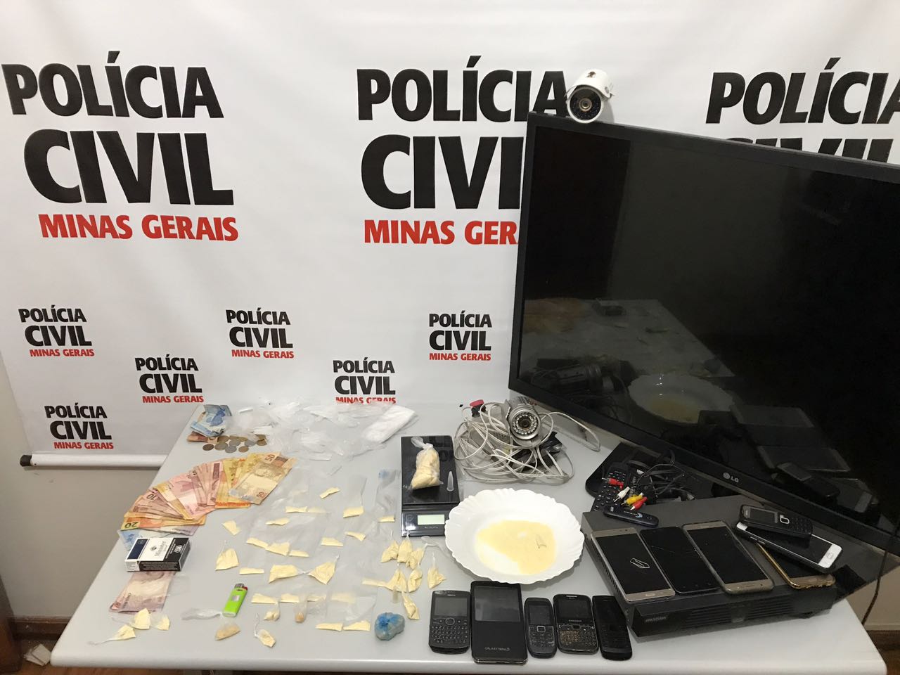 OPERAÇÃO DE COMBATE AO TRÁFICO PRENDE OITO PESSOAS EM SANTOS  DUMONT