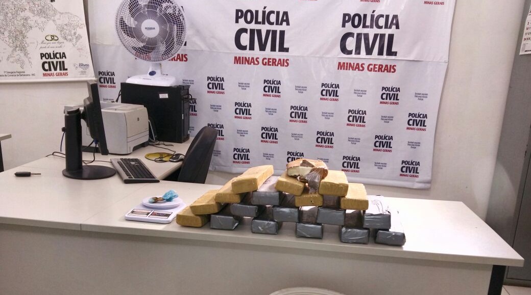 POLICIA CIVIL PRENDE HOMEM SUSPEITO E APREENDE DROGAS E OBJETOS ORIUNDOS DE ROUBOS EM BARBACENA