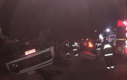 CARRETA DE EUCALIPTO TOMBA E FAZ QUATRO VÍTIMAS. DUAS FATAIS  NA RODOVIA MG 338 (QUE LIGA BARBACENA A IBERTIOGA)