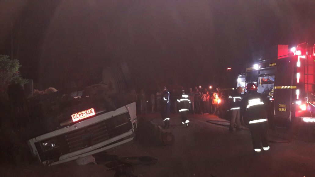 CARRETA DE EUCALIPTO TOMBA E FAZ QUATRO VÍTIMAS. DUAS FATAIS  NA RODOVIA MG 338 (QUE LIGA BARBACENA A IBERTIOGA)