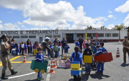 ESCOLA DO MUNICÍPIO DE CARANDAÍ ENCERRA ATIVIDADES PEDAGÓGICAS COM VISITA AO QUARTEL DA PM EM BARBACENA