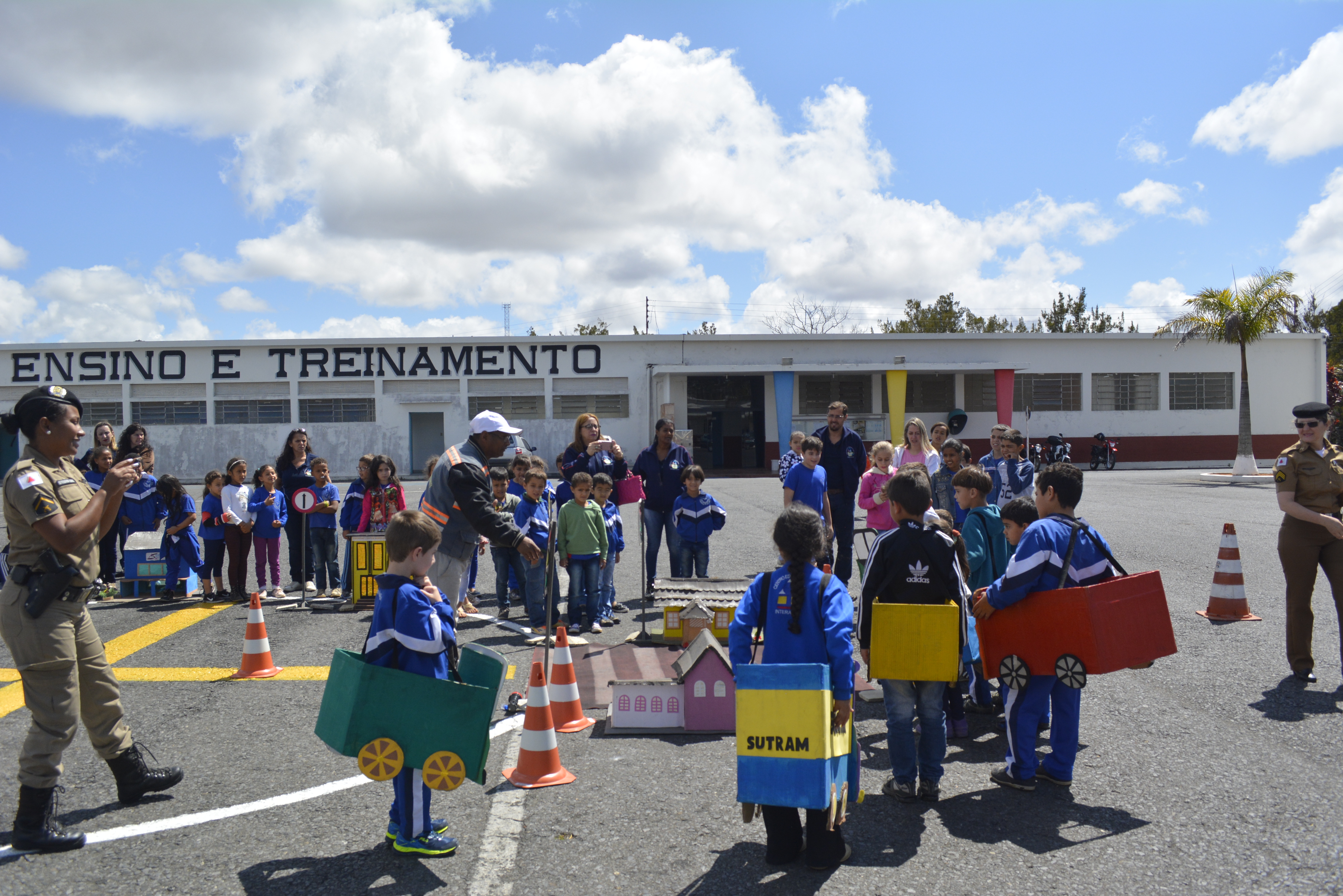 ESCOLA DO MUNICÍPIO DE CARANDAÍ ENCERRA ATIVIDADES PEDAGÓGICAS COM VISITA AO QUARTEL DA PM EM BARBACENA