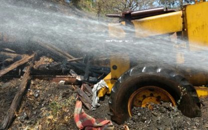BOMBEIROS COMBATEM INCÊNDIO EM PÁTIO DA PREFEITURA DE CONSELHEIRO LAFAIETE