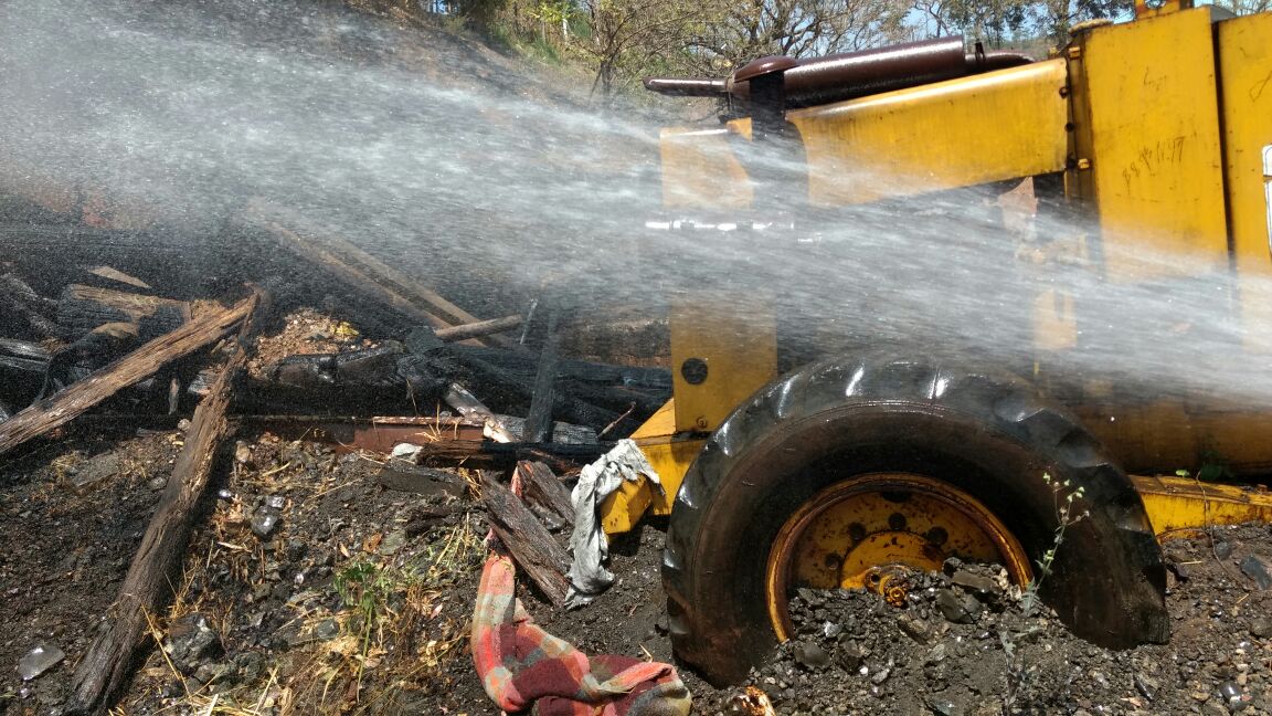 BOMBEIROS COMBATEM INCÊNDIO EM PÁTIO DA PREFEITURA DE CONSELHEIRO LAFAIETE