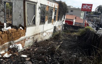 INCÊNDIO ATINGE CASARÃO ABANDONADO PROXIMO AO CENTRO DA CIDADE EM BARBACENA