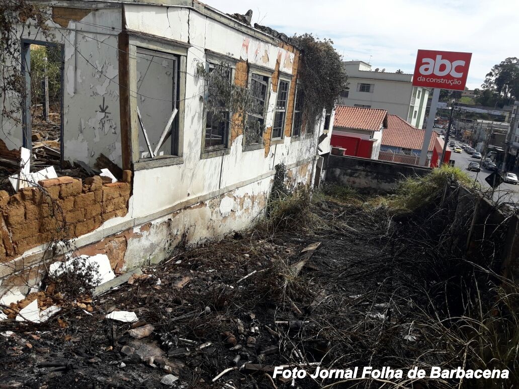 INCÊNDIO ATINGE CASARÃO ABANDONADO PROXIMO AO CENTRO DA CIDADE EM BARBACENA
