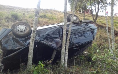 VEICULO CAI EM RIBANCEIRA DE MAIS DE 30 METROS