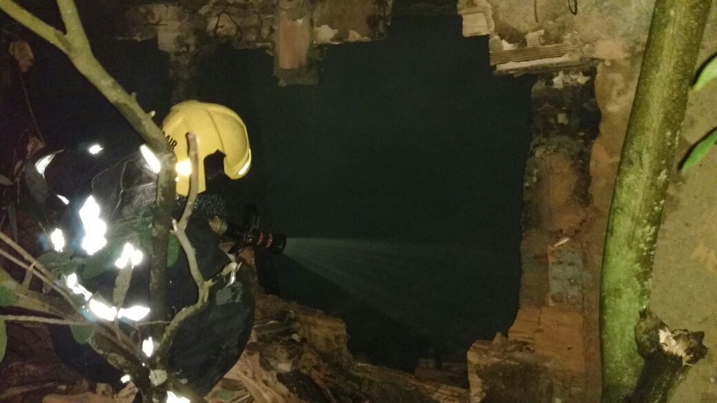 INCÊNDIO ATINGE PORÃO DE  RESIDÊNCIA NO BAIRRO MONSENHOR MÁRIO QUINTÃO EM BARBACENA