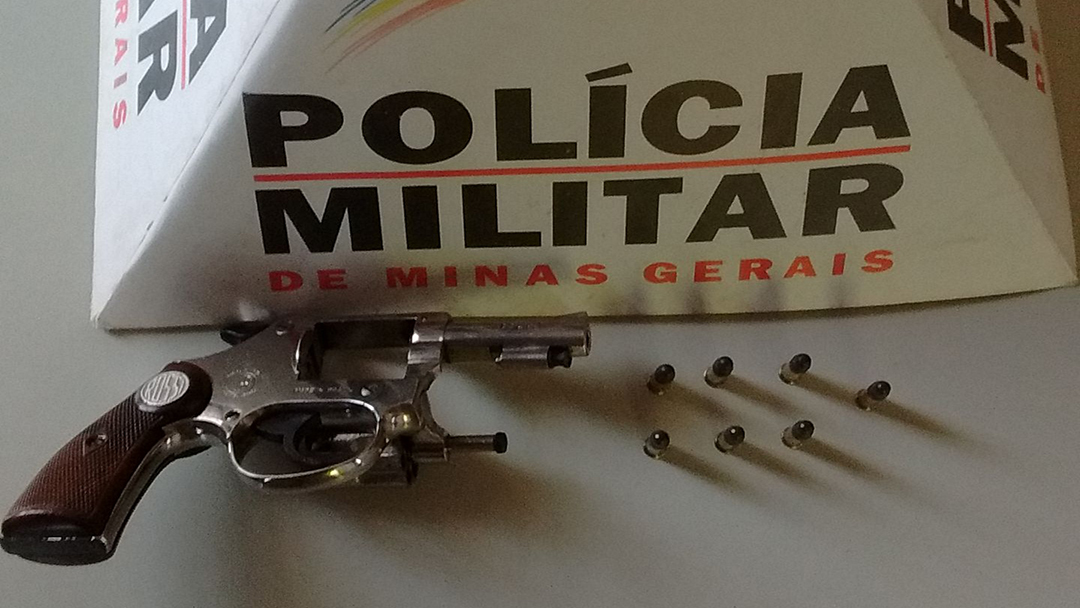 MULHER AMEAÇA CASAL E É PRESA POR POSSE ILEGAL DE ARMA DE FOGO