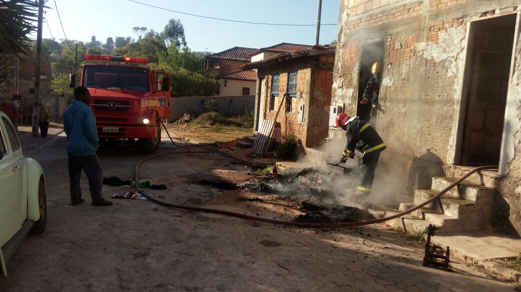 INCÊNDIO EM VEGETAÇÃO DESTRÓI VEÍCULOS E BARRACÃO