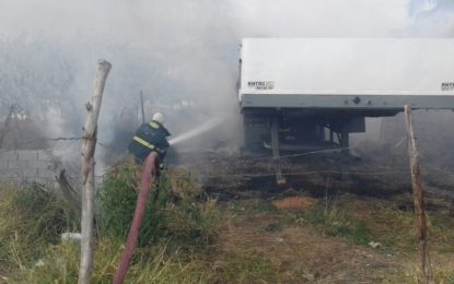 INCÊNDIO EM VEGETAÇÃO ATINGE CARROCERIA DE CAMINHÃO ESTACIONADO