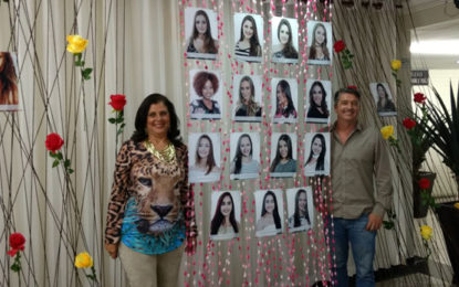 PREFEITO E VICE VISITAM STAND DE FOTOGRAFIAS DAS CANDIDATAS A RAINHA DAS ROSAS DE BARBACENA