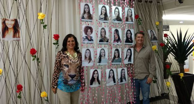 PREFEITO E VICE VISITAM STAND DE FOTOGRAFIAS DAS CANDIDATAS A RAINHA DAS ROSAS DE BARBACENA