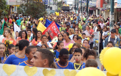 EM BARBACENA CENTENAS DE PESSOAS PARTICIPAM DA CAMINHADA PELA VIDA