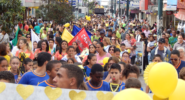 EM BARBACENA CENTENAS DE PESSOAS PARTICIPAM DA CAMINHADA PELA VIDA