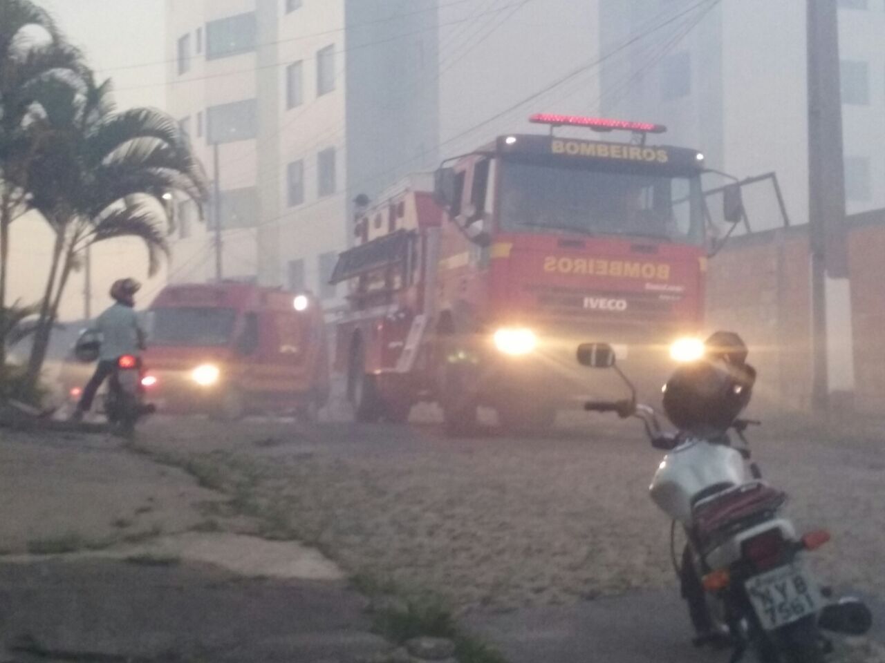 INCÊNDIO EM VEGETAÇÃO ATINGE RESIDÊNCIA