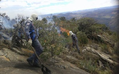 BOMBEIROS ESTÃO CONTROLANDO  INCÊNDIOS NA SERRA DE OURO BRANCO
