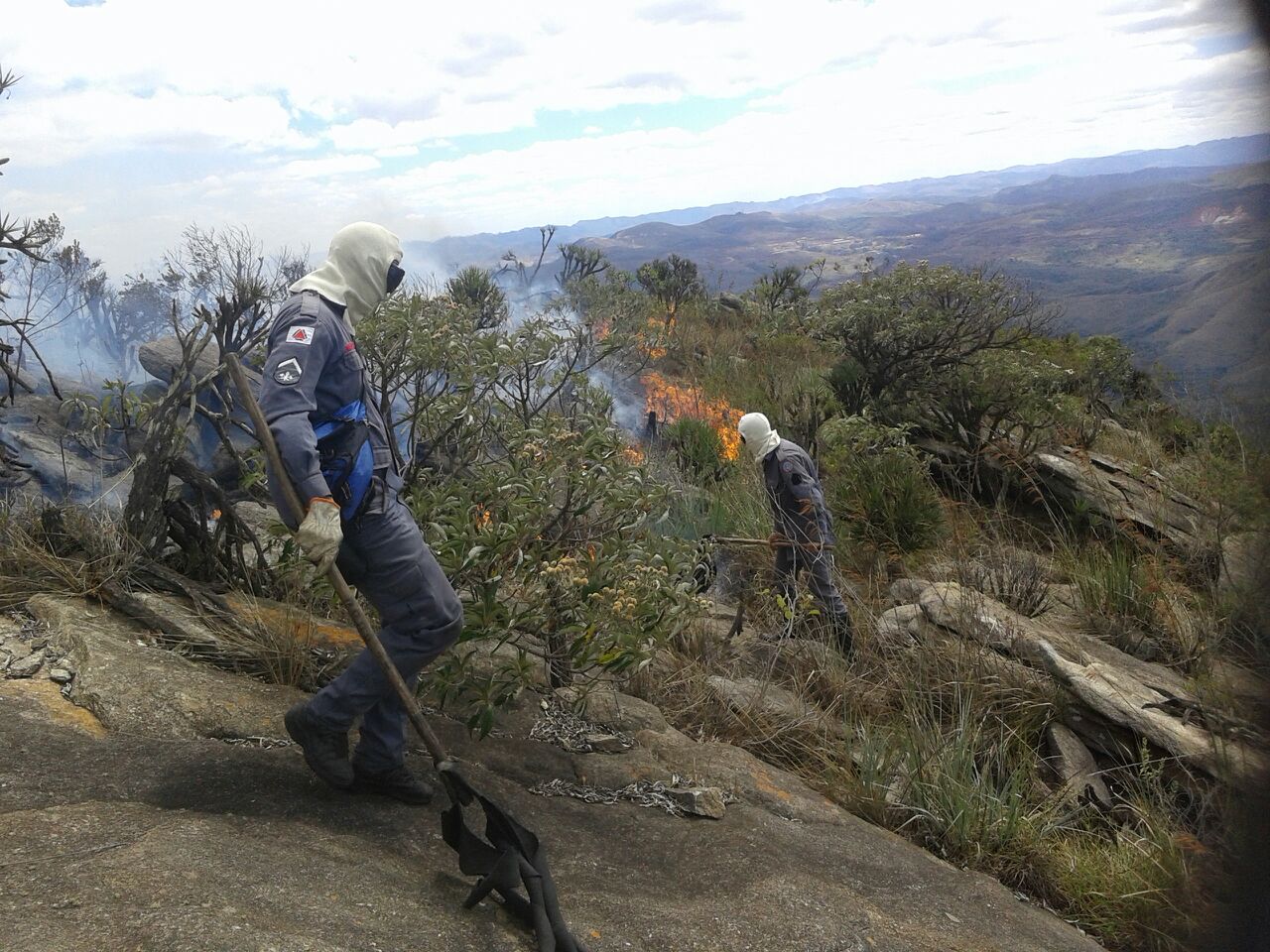 BOMBEIROS ESTÃO CONTROLANDO  INCÊNDIOS NA SERRA DE OURO BRANCO