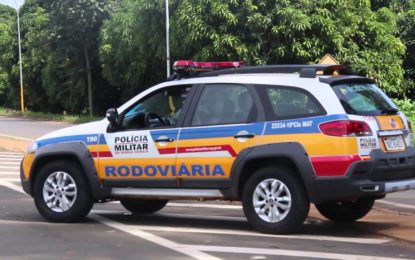 POLÍCIA MILITAR RODOVIÁRIA FLAGRA OCUPANTES DE CARRO PORTANDO  DROGAS NA RODOVIA.