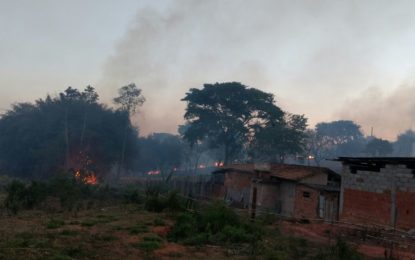 INCÊNDIO EM VEGETAÇÃO AMEAÇA RESIDÊNCIAS NA CIDADE DE SÃO BRÁS DO SUAÇUÍ