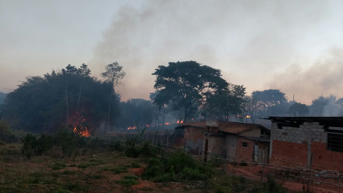 INCÊNDIO EM VEGETAÇÃO AMEAÇA RESIDÊNCIAS NA CIDADE DE SÃO BRÁS DO SUAÇUÍ