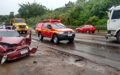 TRÊS VEÍCULOS ENVOLVEM SE EM ACIDENTE NA BR 040 PRÓXIMO AO DISTRITO DO GAGE