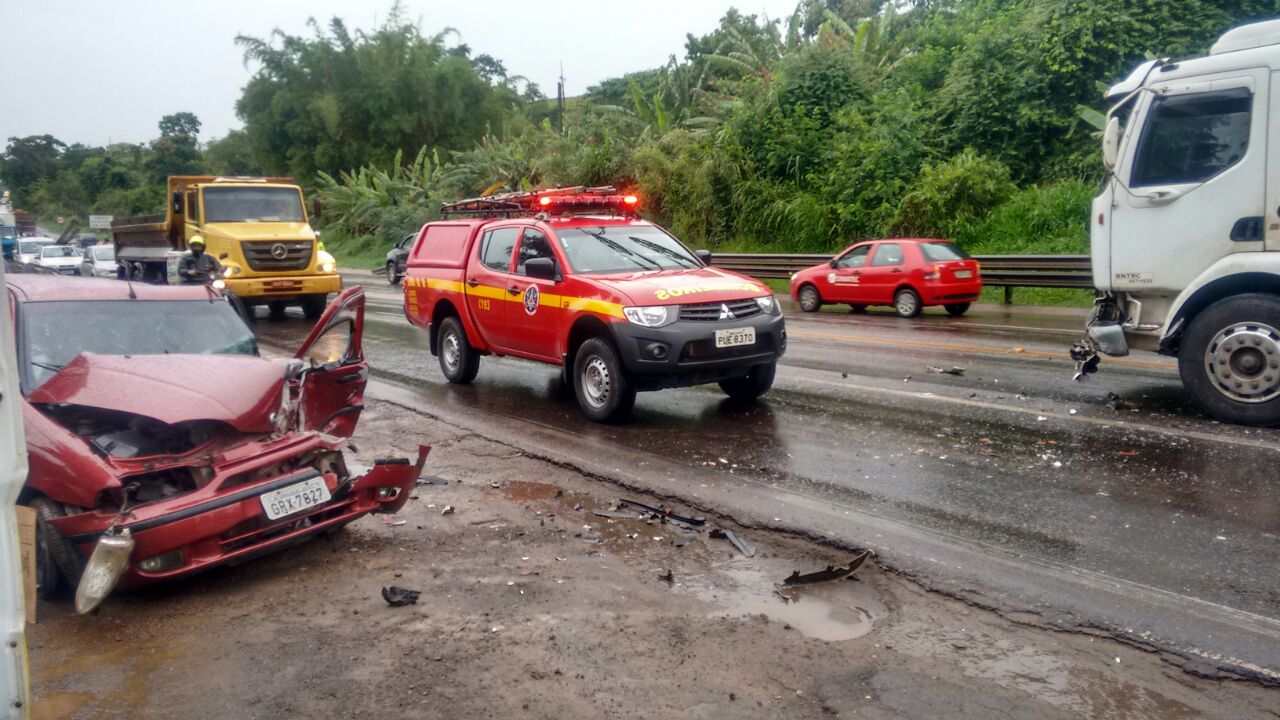 TRÊS VEÍCULOS ENVOLVEM SE EM ACIDENTE NA BR 040 PRÓXIMO AO DISTRITO DO GAGE