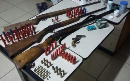 HOMEM É PRESO POR DISPARO DE ARMA DE FOGO E ARMAS SÃO APREENDIDAS EM BARBACENA-MG