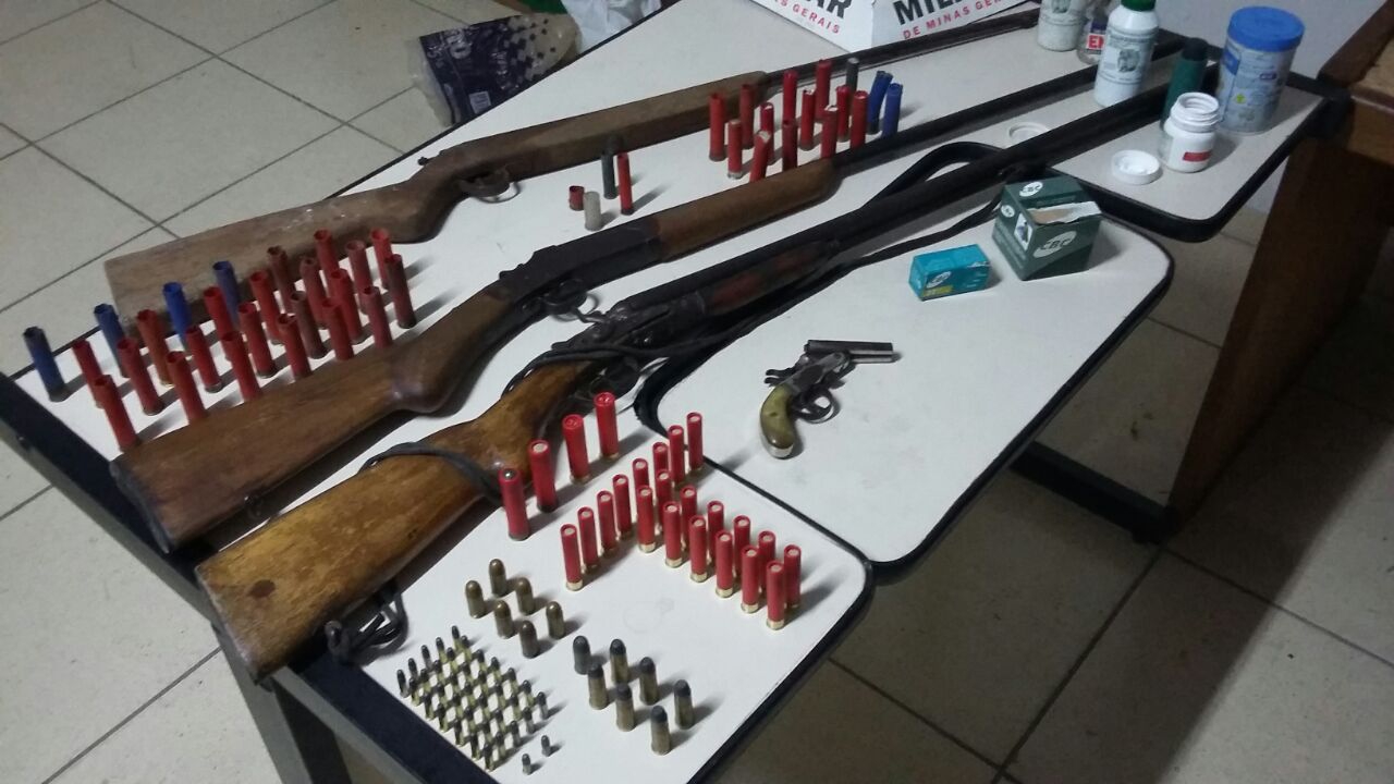 HOMEM É PRESO POR DISPARO DE ARMA DE FOGO E ARMAS SÃO APREENDIDAS EM BARBACENA-MG