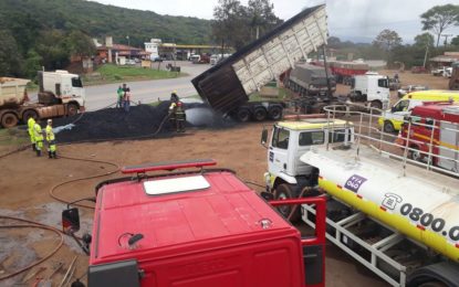CARGA DE CARVÃO VEGETAL PEGA FOGO PRÓXIMO A UM POSTO DE COMBUSTÍVEL EM CONGONHAS