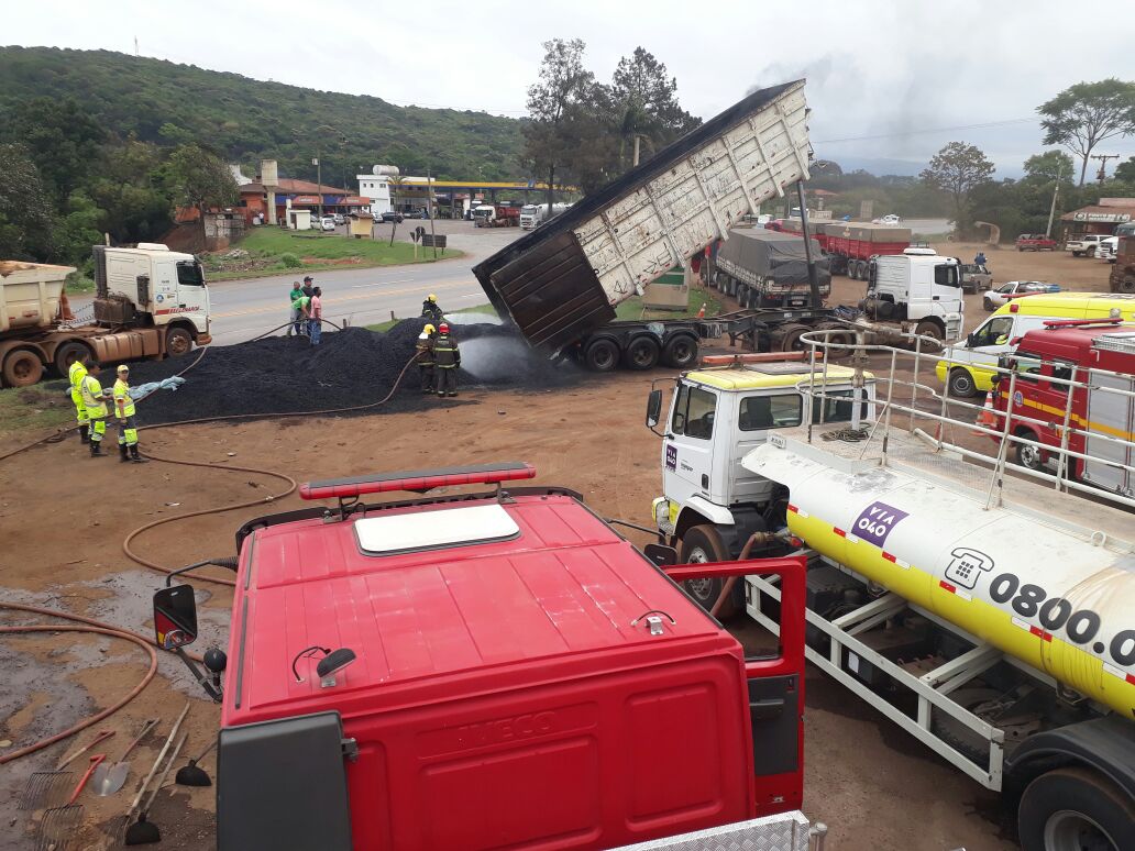 CARGA DE CARVÃO VEGETAL PEGA FOGO PRÓXIMO A UM POSTO DE COMBUSTÍVEL EM CONGONHAS