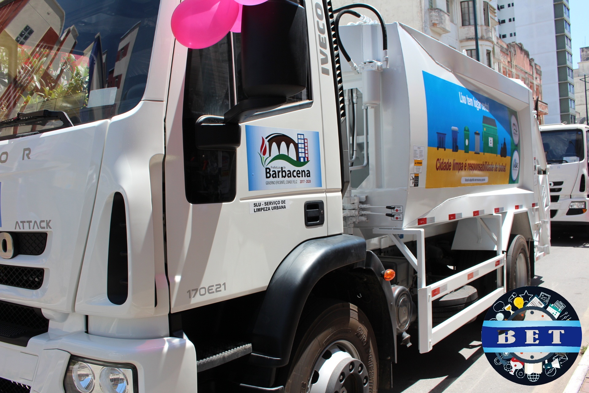 NOVOS CAMINHÕES DE COLETA DE LIXO SÃO APRESENTADOS À POPULAÇÃO DE BARBACENA