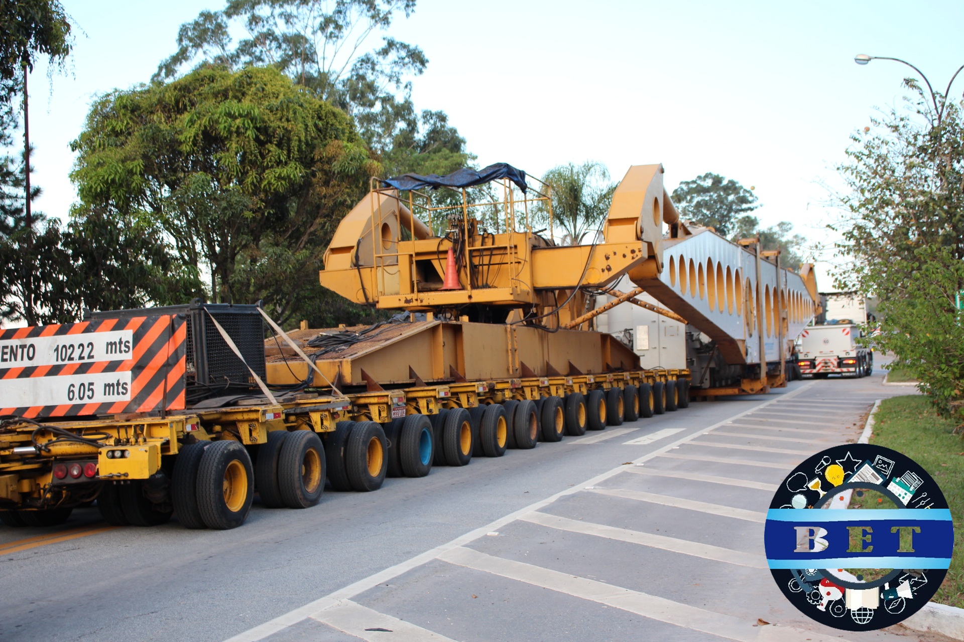 CARGA COM TRANSFORMADOR DE 102 TONELADAS PAROU A BR-265 EM BARBACENA