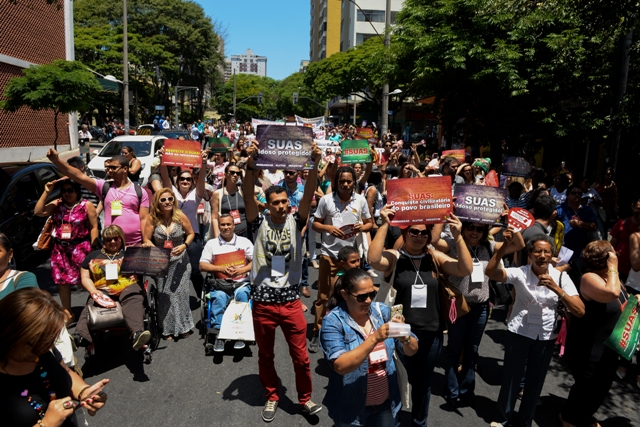 MANIFESTAÇÃO EM DEFESA DO SUAS GANHA AS RUAS DE BELO HORIZONTE