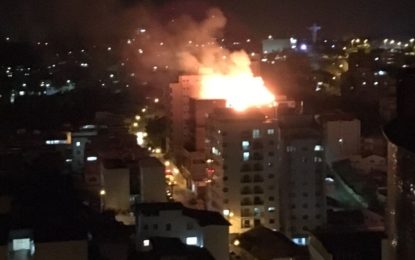 BOMBEIROS COMBATEM INCÊNDIO EM 11° ANDAR DE EDIFICAÇÃO