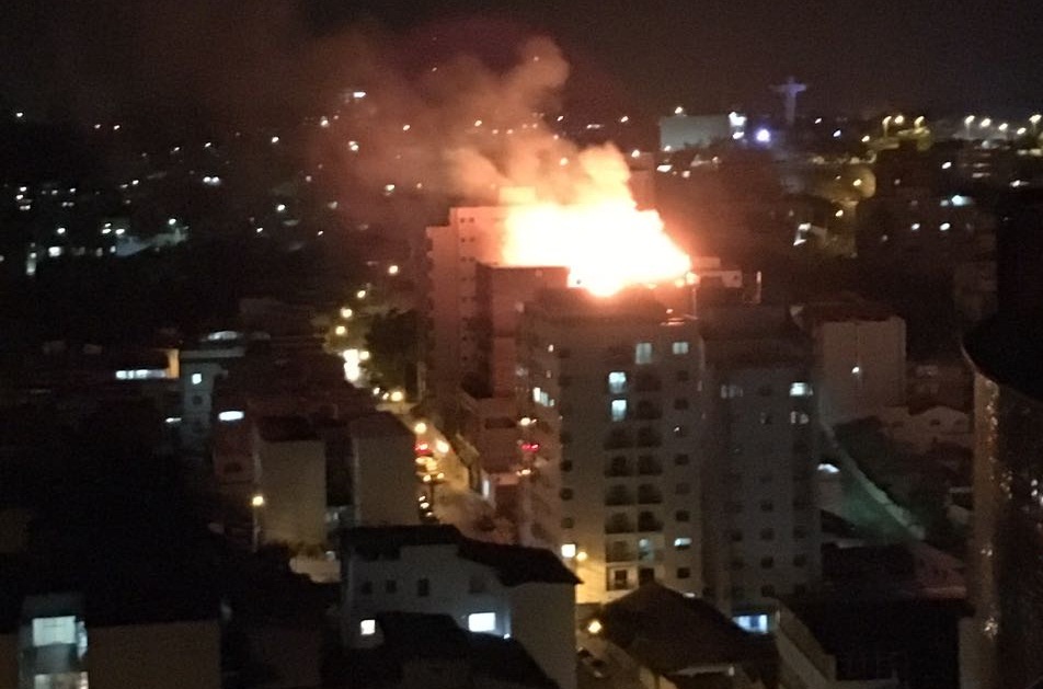 BOMBEIROS COMBATEM INCÊNDIO EM 11° ANDAR DE EDIFICAÇÃO