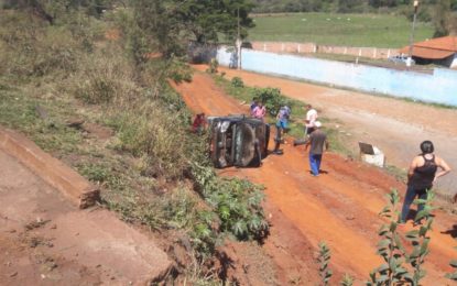 CAPOTAMENTO DE VEÍCULO DEIXA 4 PESSOAS FERIDAS NA RODOVIA BR-040 PRÓXIMO A CONGONHAS