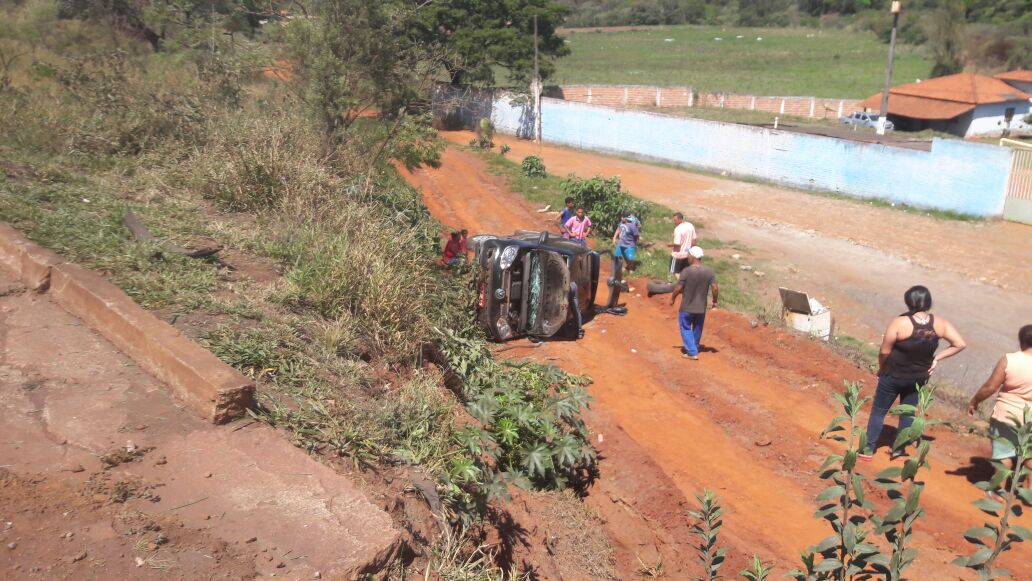 CAPOTAMENTO DE VEÍCULO DEIXA 4 PESSOAS FERIDAS NA RODOVIA BR-040 PRÓXIMO A CONGONHAS