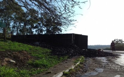 CARRETA DE CARVÃO TOMBA NA BR 040