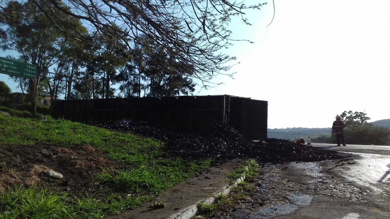 CARRETA DE CARVÃO TOMBA NA BR 040
