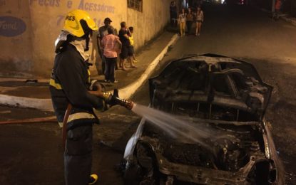 BOMBEIROS COMBATEM INCÊNDIO EM VEÍCULO