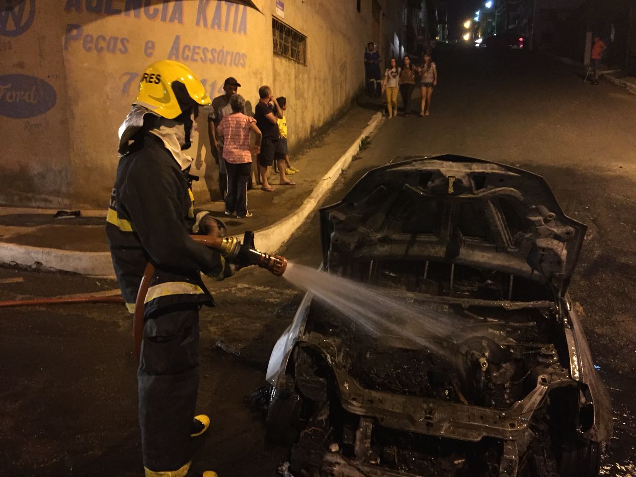 BOMBEIROS COMBATEM INCÊNDIO EM VEÍCULO