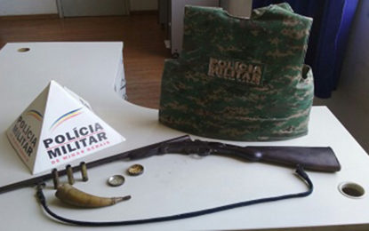 PM DO MEIO AMBIENTE APREENDE ARMA DE FOGO EM ALTO RIO DOCE