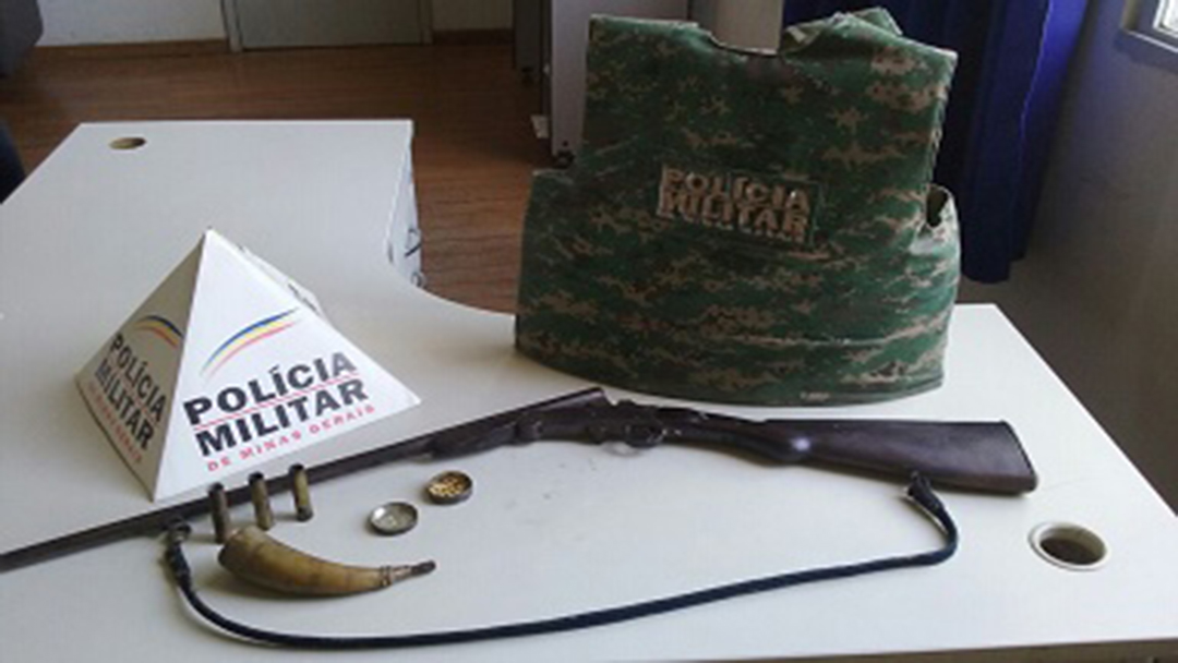 PM DO MEIO AMBIENTE APREENDE ARMA DE FOGO EM ALTO RIO DOCE