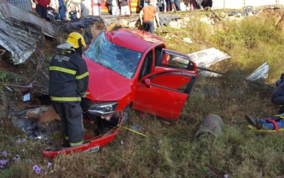 CARRO CAÍ EM BARRANCO E DEIXA  DOIS FERIDOS EM CONSELHEIRO LAFAIETE