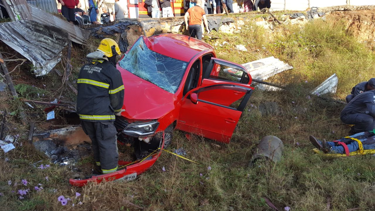 CARRO CAÍ EM BARRANCO E DEIXA  DOIS FERIDOS EM CONSELHEIRO LAFAIETE