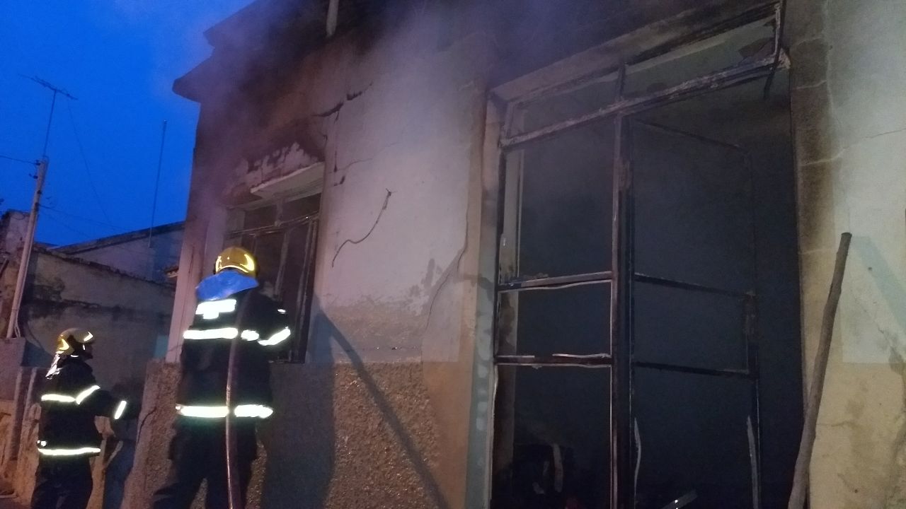 HOMEM PROVOCA INCÊNDIO EM RESIDÊNCIA E VAI PRESO