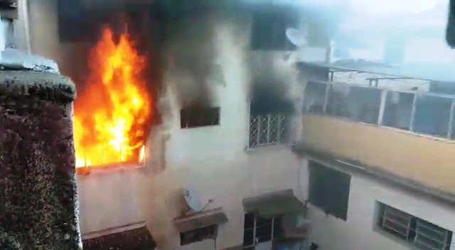 POLICIAIS MILITARES SALVAM A VIDA DE HOMEM DE 61 ANOS EM INCÊNDIO