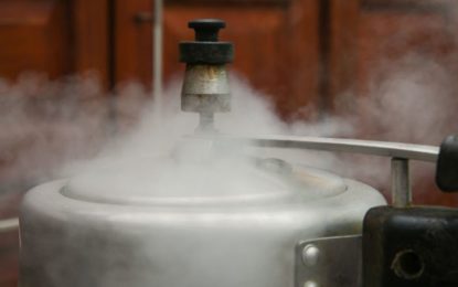 MULHER SOFRE QUEIMADURAS COM ESTOURO DE PANELA DE PRESSÃO